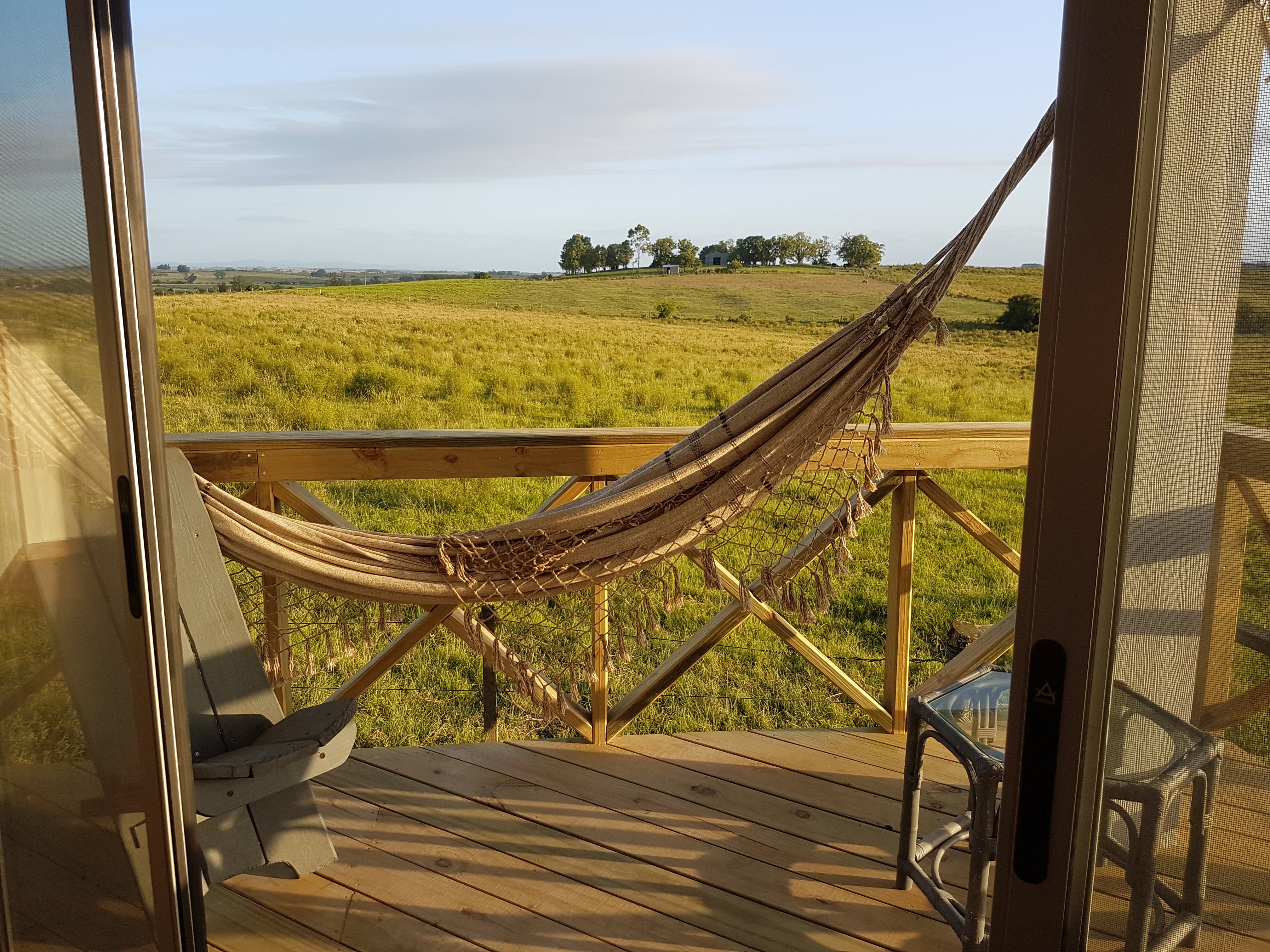 Deck con hamaca y campo uruguayo